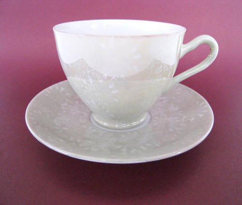 A VINTAGE SET of TWO 1950's STYLE TEA CUPS & SAUCERS - Lot 1