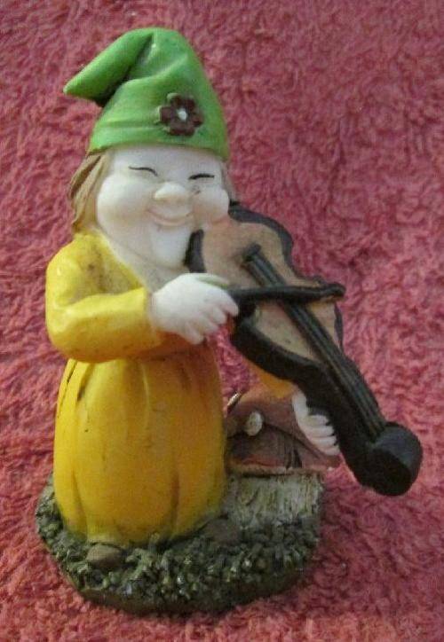 Mrs Dwarf Playing Violin (Epoxy) - 7cm high