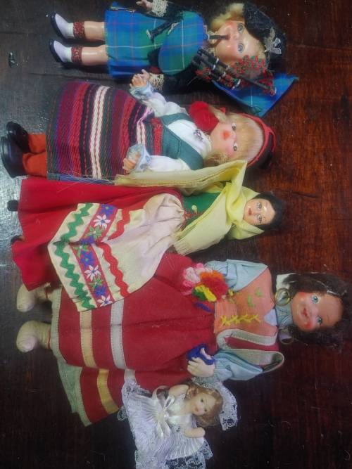 Nice set off collectible dolls no 1
