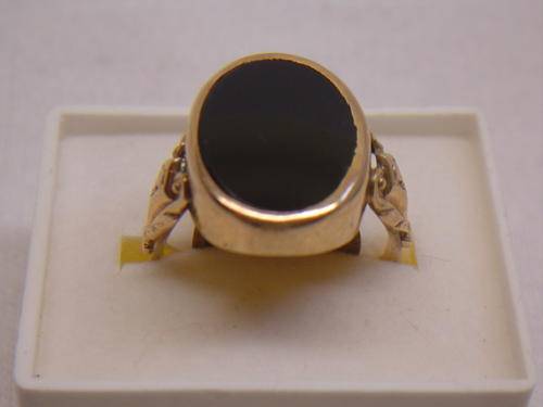 9 ct GOLD SIGNET ONYX RING