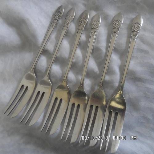 A STUNNING SET OF GOOD QUALITY CAKE FORKS