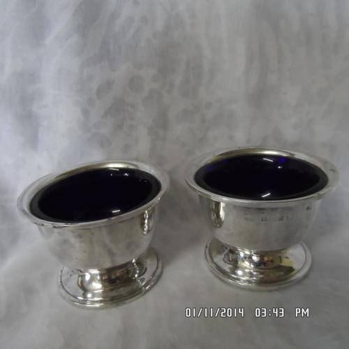 A GORGEOUS PAIR OF HALLMARKED SILVER SALTS WITH INNERS.