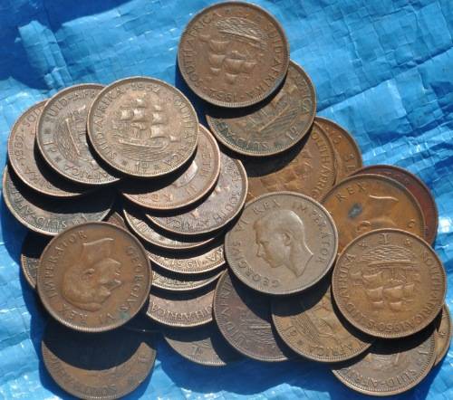 MASSIVE LOT OF ONE PENNY COINS - 30 coins - unassorted collection