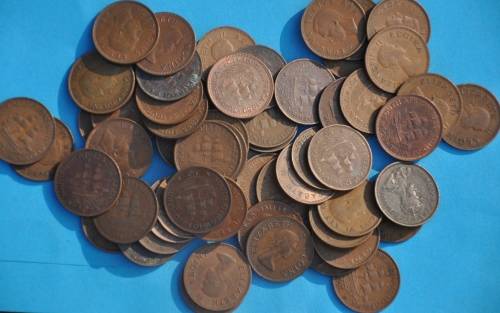 MASSIVE LOT OF HALF PENNY COINS - 62 coins - unassorted collection