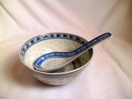 CHINESE RICE PATTERN BOWL WITH GOLD DETAILS & MATCHING SPOON