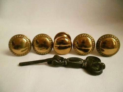 FIVE VINTAGE BRASS KNOBS & ANCIENT GENUINE ANTIQUE BRONZE PULLER, REDUCED BY R30.00!