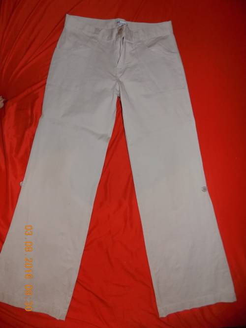 LADIES CASUAL CAPRI PANTS - AS NEW -SIZE M