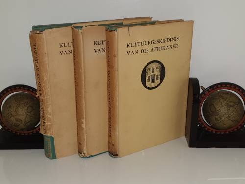 Kultuurgeskiedenis van die Afrikaner. Volledig in 3 Volumes. A4 grootte, swaar stel.