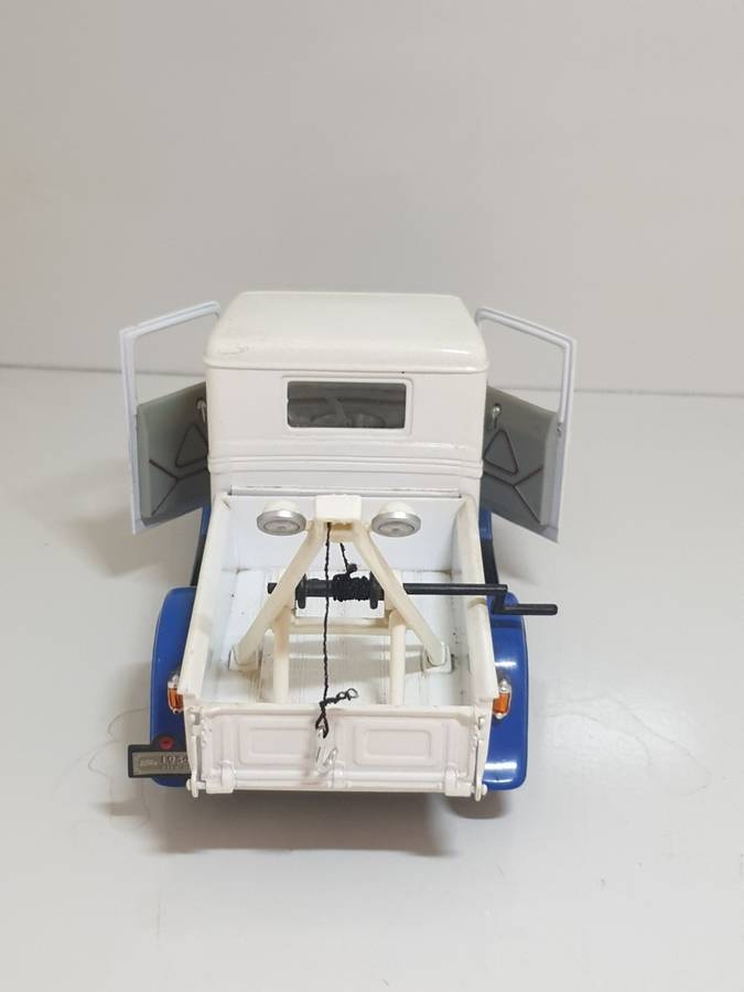 1934 Ford V8 Pick-up Van 1/18