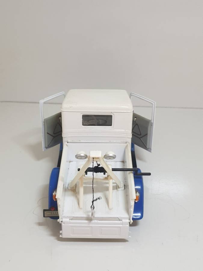 1934 Ford V8 Pick-up Van 1/18