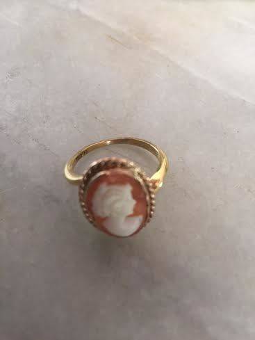 18ct solid yellow gold Cameo ring!