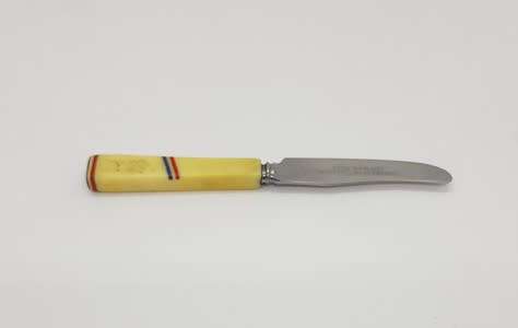 Faux ivory handle George 6 coronation butter knife, 12cm
