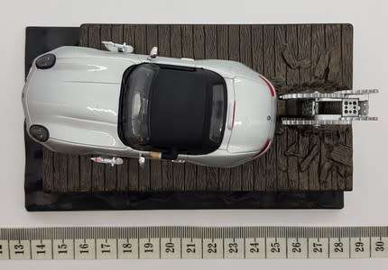 BMW Z8 - The World is not enough model car - case cracked - as per photo