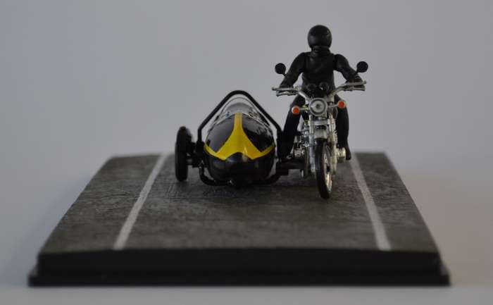James Bond 007 Kawasaki Z900 with Sidecar-The Spy Who Loved Me Model Car 1:64 as per photo