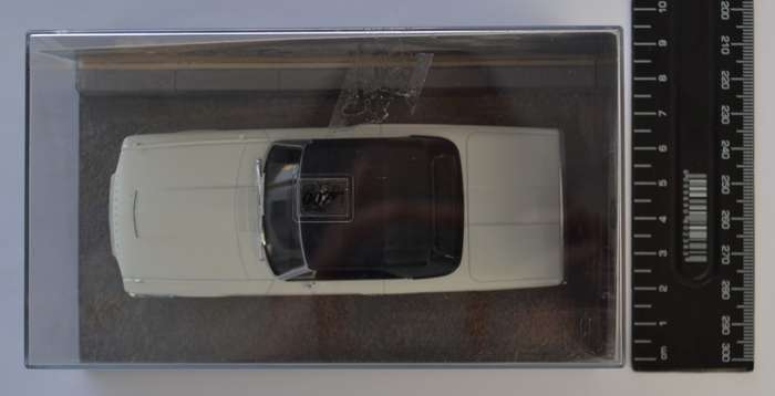 James Bond 007 Ford Thunderbird - Goldfinger Model Car Scale 1:43 as per photo