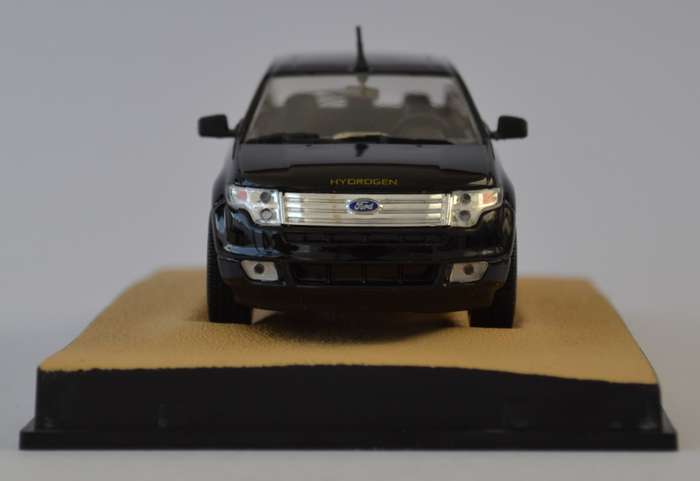 James Bond 007 Ford Edge - Quantum of Solace Model Car Scale 1:43 as per photo