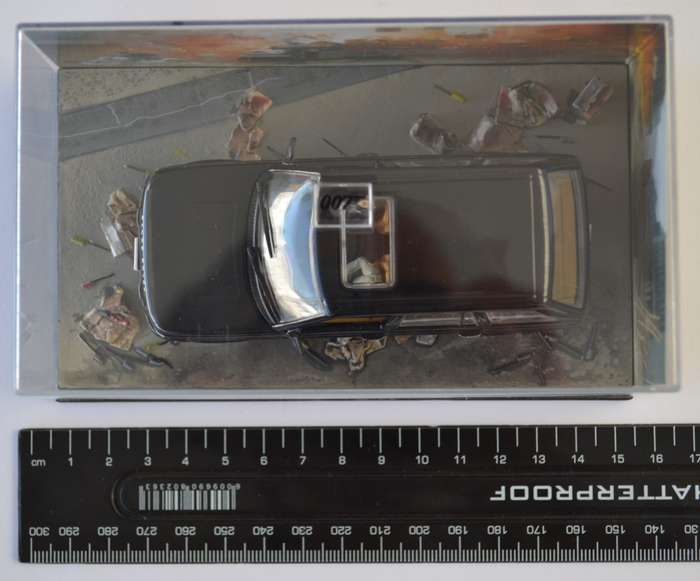 James Bond 007 Range Rover- Tomorrow Never Dies Model Car Scale 1:43 as per photo