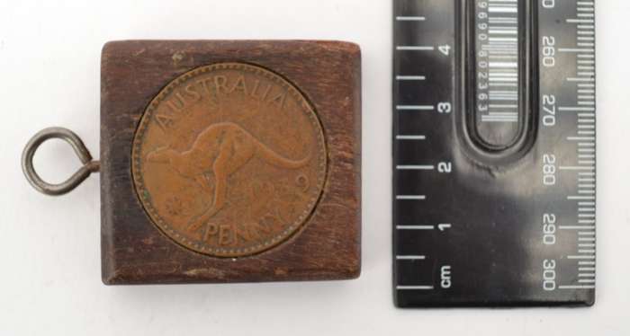 1939 Australian Penny in wood inlay/keyring as per photo