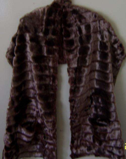 BROWN SYNTHETIC SHAWL 190X38 CM WITH POCKETS AND IS LINED.