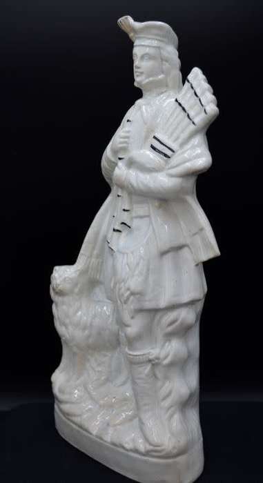 ANTIQUE STAFFORDSHIRE FIGURINE OF SCOTSMAN WITH BAGPIPES - from SUEZYT