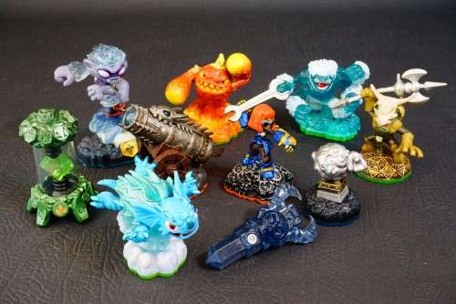 Lot of 10 Activision Skylanders Action Figures ** Good Condion**