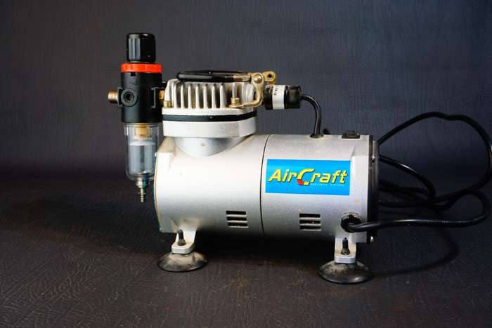 Air Craft Compressor For Airbrushing 1 Cylinder With Regulator & Filter As18-2 **Great Condition**