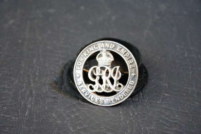 WW1 Sterling Silver War Badge `For King & Empire - Services Rendered` **Great Condition**