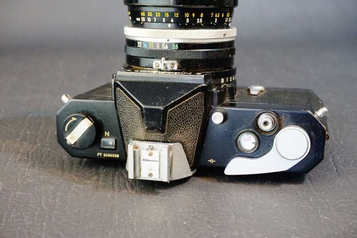 Black Nikon Nikkormat 35mm SLR Camera with Nikkor 43-86mm F3.5 Lens  **Good Condition**