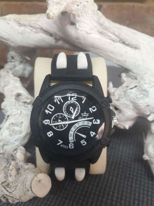 Large Quarts Watch Silicone Strap Black and White