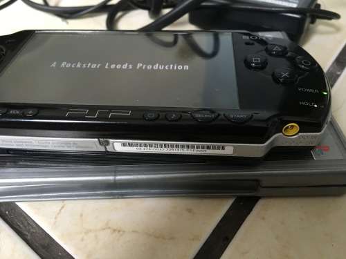 psp sony 2000 with Grand theft auto , liberty city stories