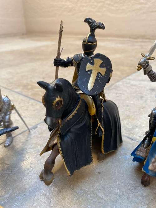 vintage schleich medieval knights and horse pair with one foot soldier figure figures lot 2003