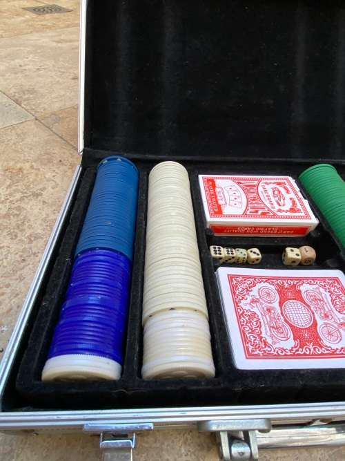 poker gambling chips in alluminium box 5 dice