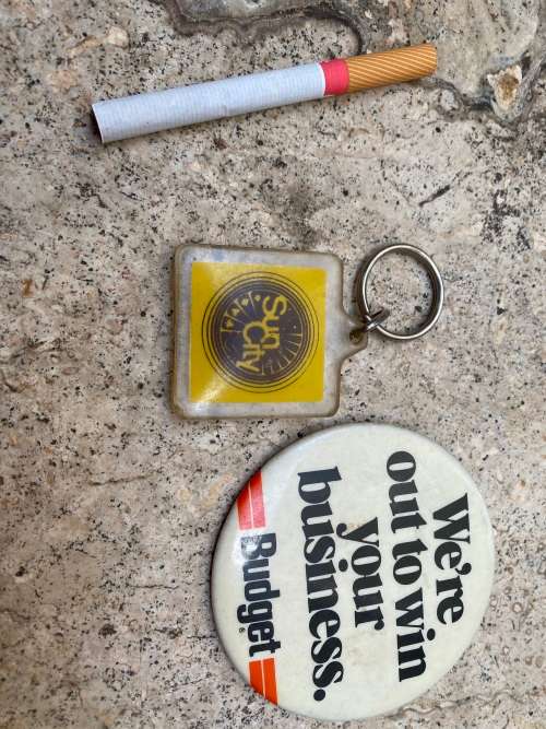 vintage sun city key chain key ring with old budget rare car badge