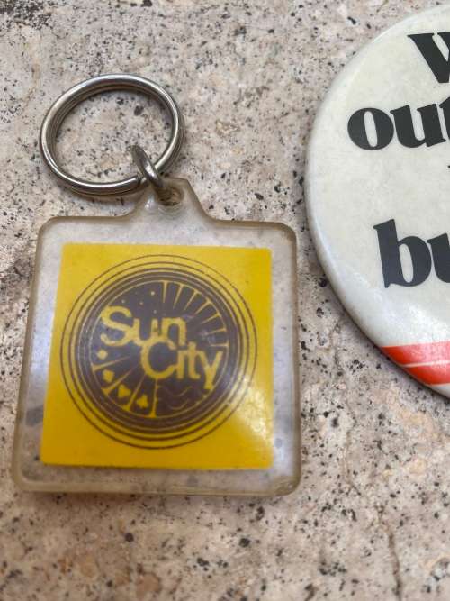vintage sun city key chain key ring with old budget rare car badge