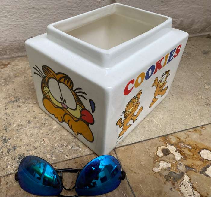 Vintage animated Garfield porcelain cookie jar no lid