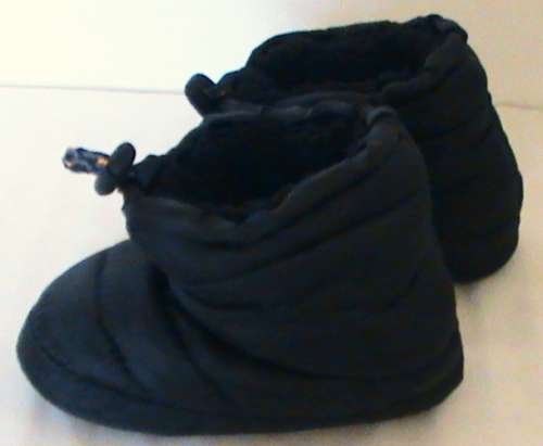 Size 9 child's casual quilted boots / slippers