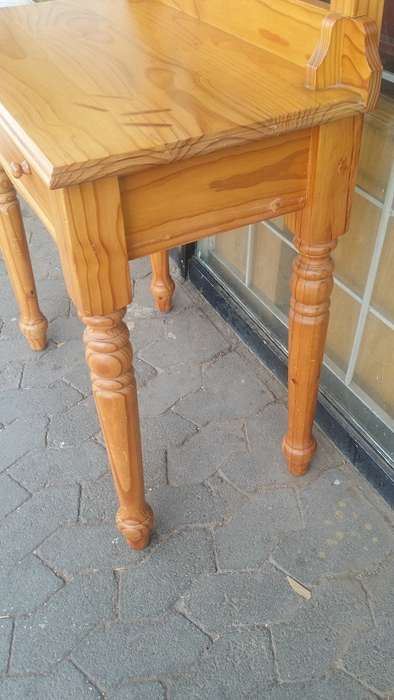 A FABULOUS  ONE DRAWER DRESSING TABLE ( COLLECTION EDENVALE JHB )
