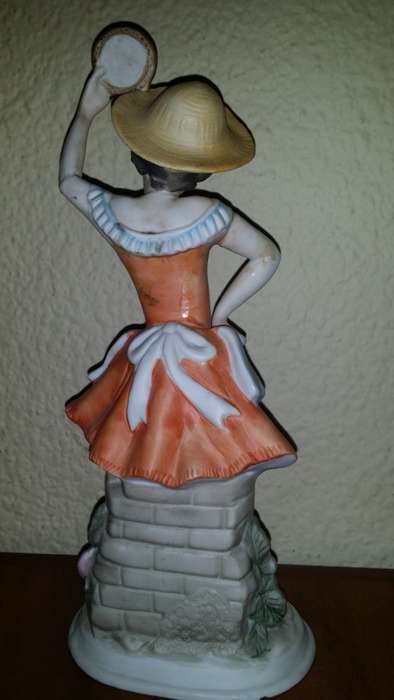 LADY FIGURINE ORNAMENT 27 X 11 CM