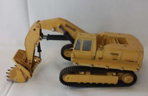 DIE CAST CONSTRUCTION MODEL BULLDOZER 22 cm long x 6.5 and 9.5 cm high x 10 cm wide