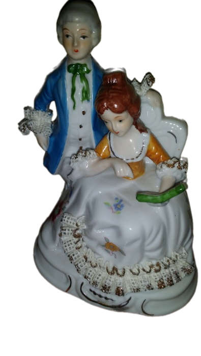 LEONARDO COLLECTION FINE PORCELAIN FIGURINE  COURTING  COUPLE 15 CM X 12 CM