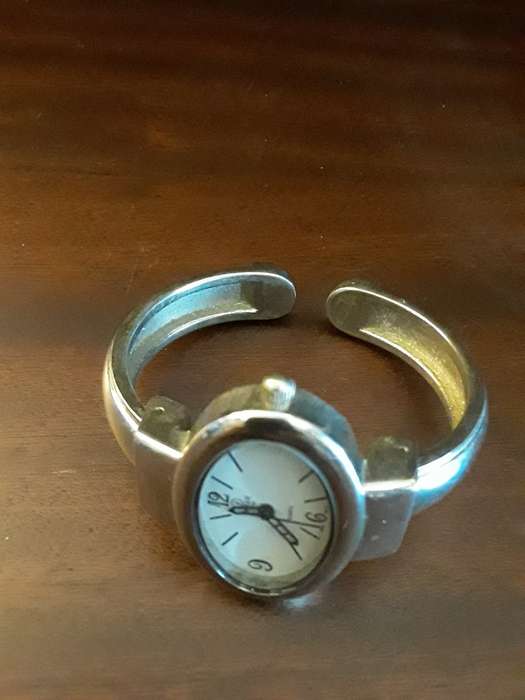 Watches -Farah Japan Quartz  Ladies Watch in working condition