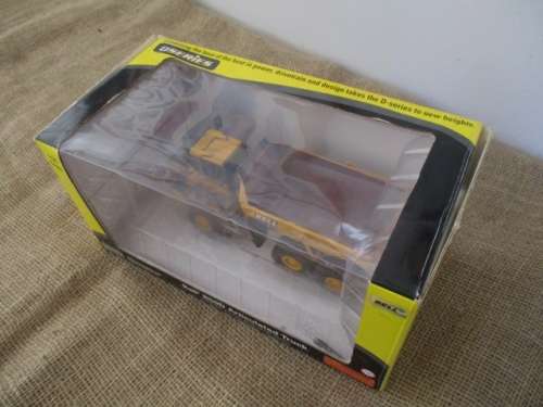 Highly Collectable 1:50 Scale Norscot Die Cast Bell B50D Articulated Truck & Bell Paperweight  MIB