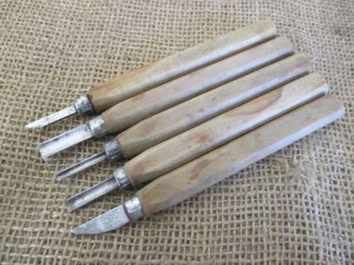 Nice Collection Of 21 Pieces Quality Wood Carving Knifes Plus Sharpening Stone, All In Wooden Tray