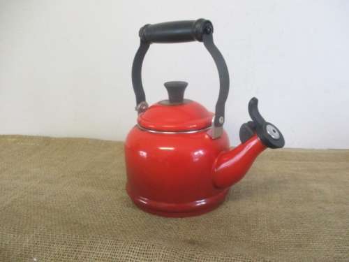 A Good Le Creuset Enamel Coating 1.5 US Quarts / 1.1 Litres Whistling Kettle