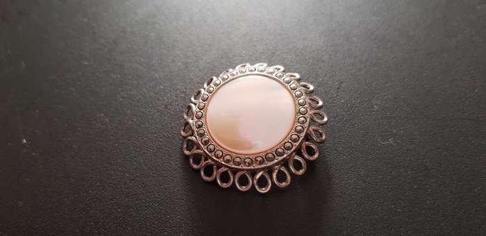 VINTAGE BROOCH - MOTHER OF PEARL BROOCH WITH DELICATE WOVEN LOWERY PATTERN & REAR PIN.