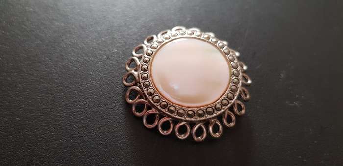 VINTAGE BROOCH - MOTHER OF PEARL BROOCH WITH DELICATE WOVEN LOWERY PATTERN & REAR PIN.