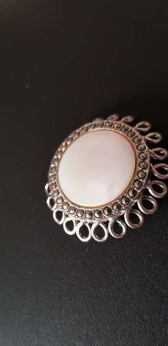 VINTAGE BROOCH - MOTHER OF PEARL BROOCH WITH DELICATE WOVEN LOWERY PATTERN & REAR PIN.