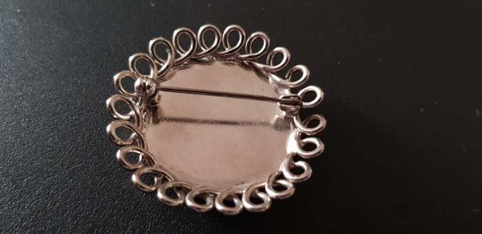 VINTAGE BROOCH - MOTHER OF PEARL BROOCH WITH DELICATE WOVEN LOWERY PATTERN & REAR PIN.