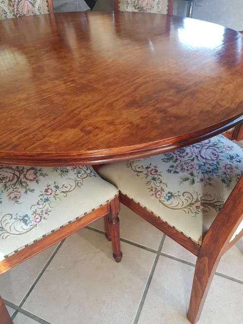 Dining Table & 6 Chairs