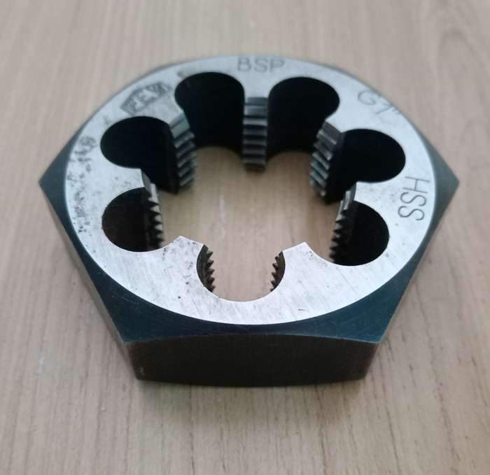 1`BSP HAND DIE NUT - PIPE TREAD IN EXCELENT CONDITION